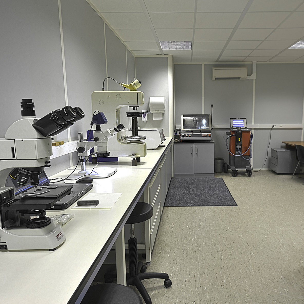 Laboratoire métallurgique - Microscopes - ANDRÉ LAURENT