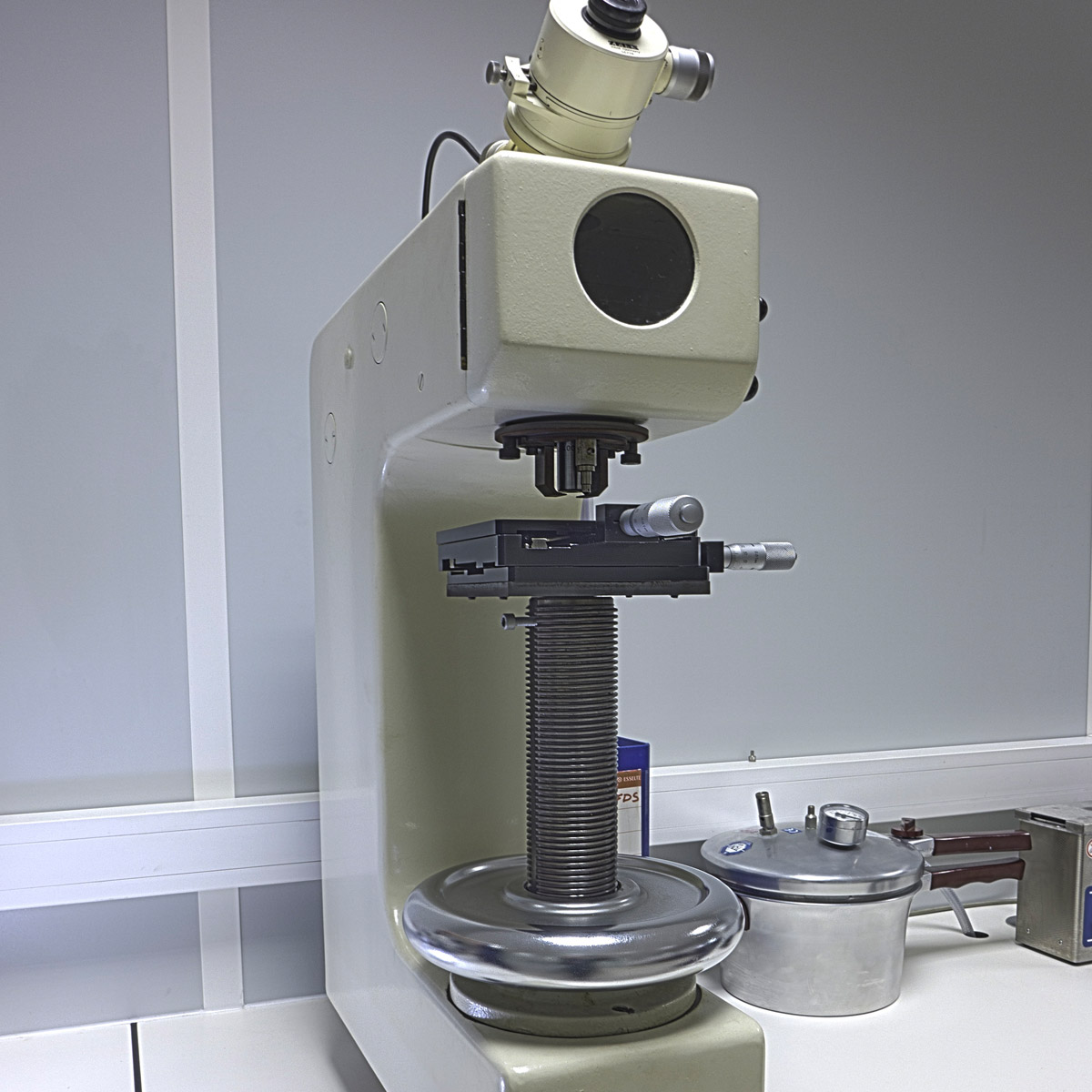 Machine d'essais de microduretés